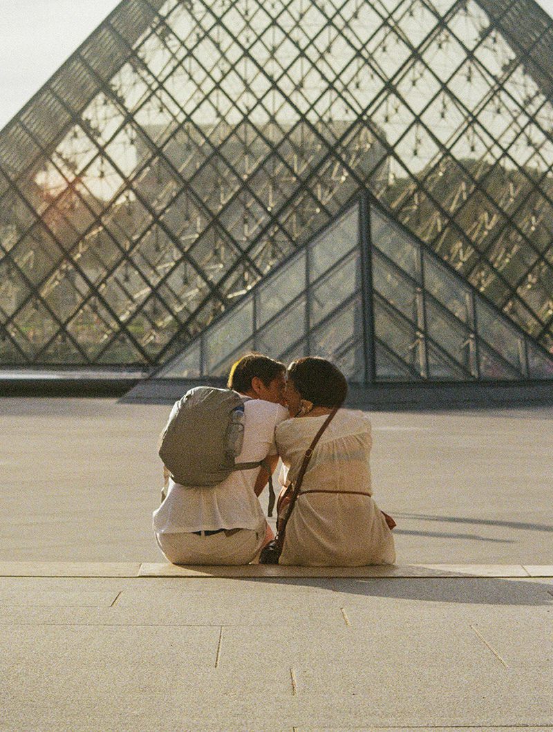 Categorie-photographie-street-photography Photographie de rue - Street Photography - Paris - Pyramide - Le Louvre - Couple