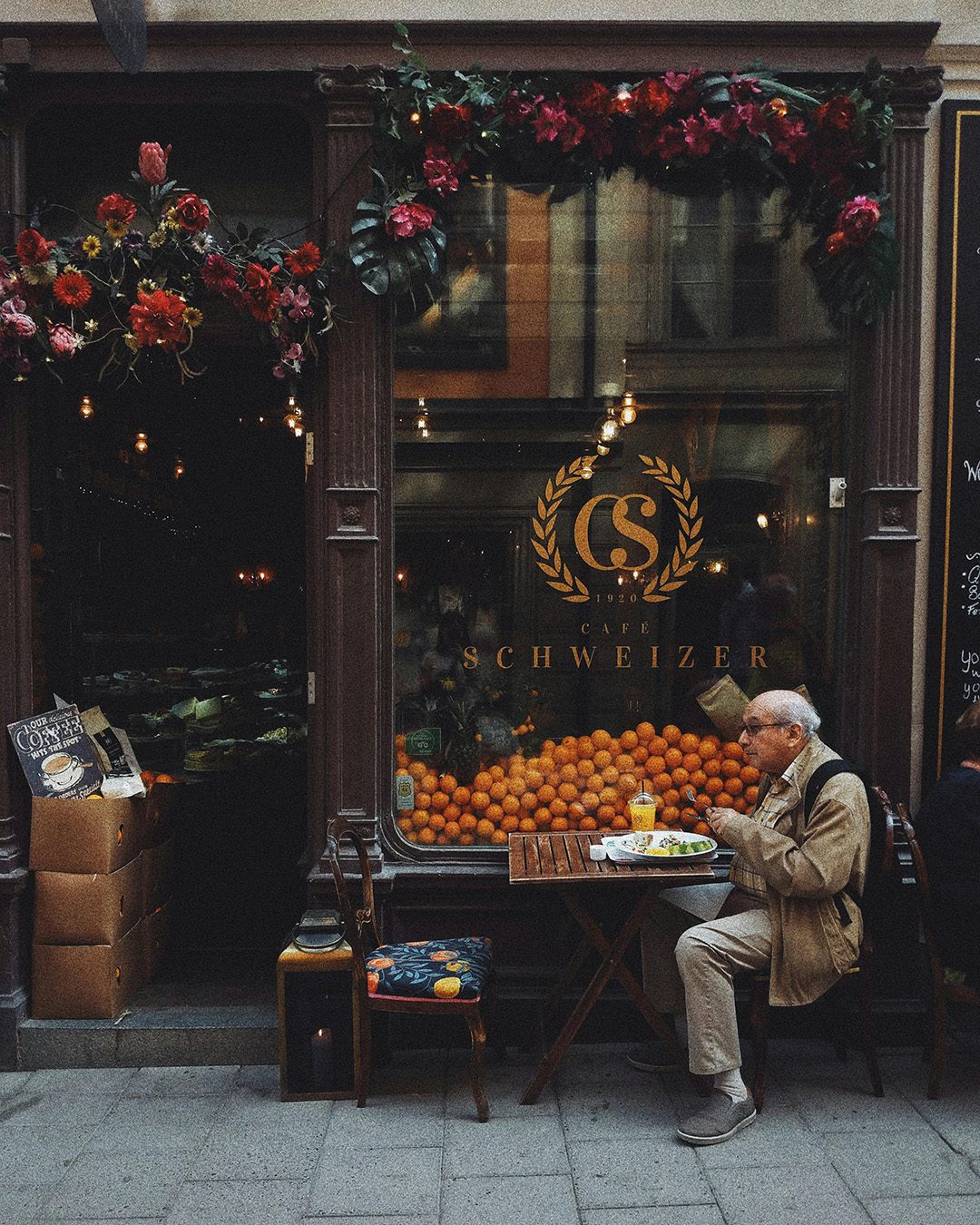Droit-a-l-image-en-street-photography-photo-illegale Droit à l'image en street photography - exemple de photo illégale - homme déjeunant en terrasse d'une boulangerie