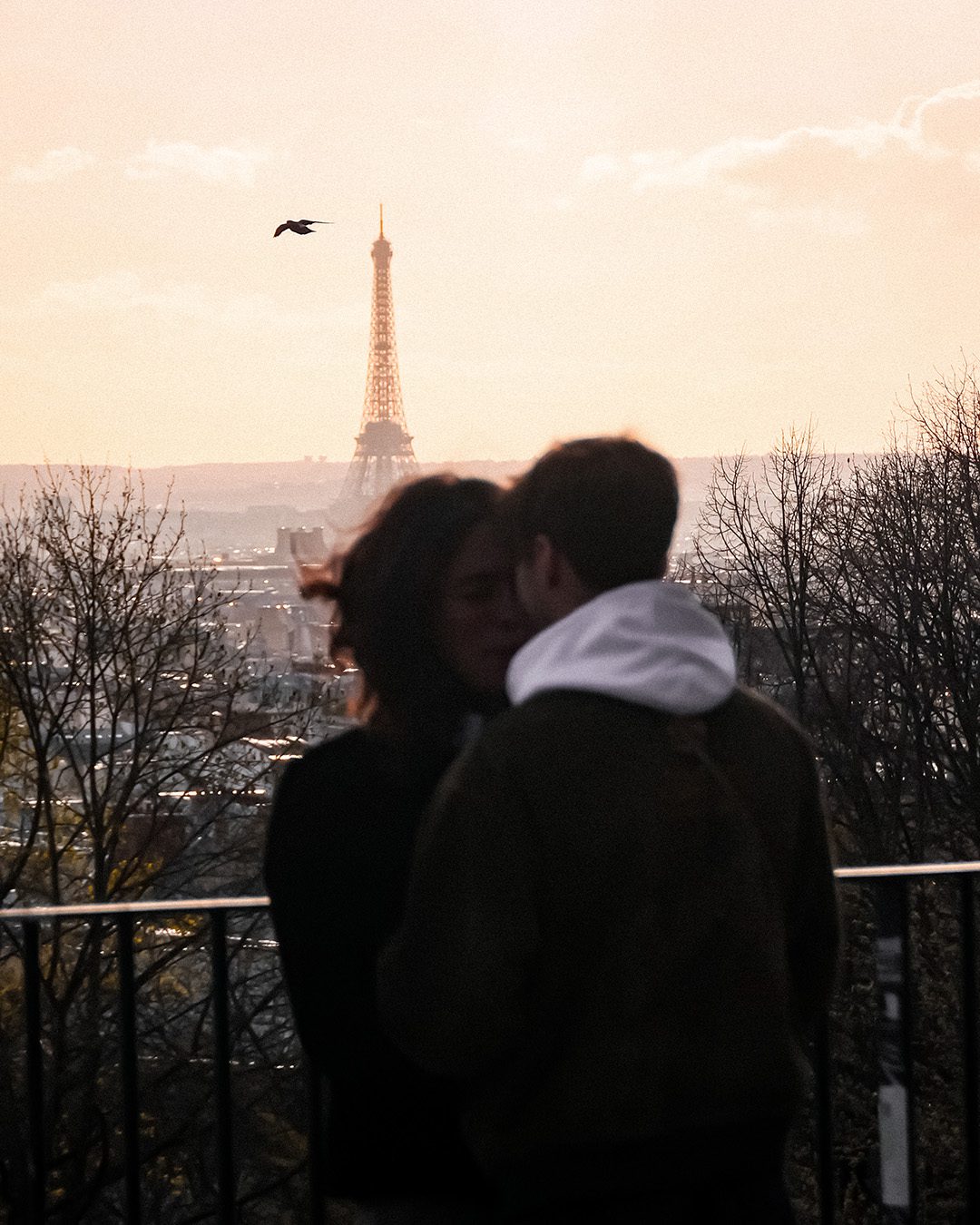 Droit-a-l-image-en-street-photography-photo-legale Droit à l'image en street photography - exemple de photo illégale - Couple flou devant la Tour Eiffel au coucher du soleil depuis le Belvédère de Belleville à Paris