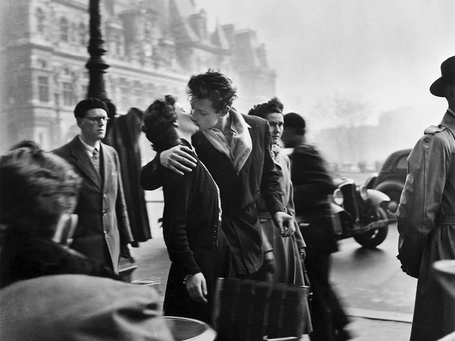 Le Baiser de l'Hôtel de Ville Droit à l'image en Street Photography : Le Baiser de l'Hôtel de Ville - Robert Doisneau
