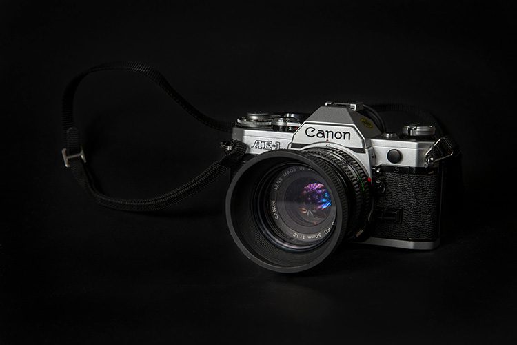 Canon AE-1 avec objectif 50mm f/1.8 pour débuter la photographie argentique