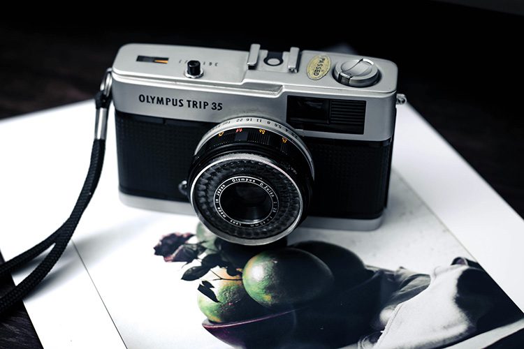 meilleur appareil photo argentique débutant en 2025 : Canon A1 et Konica C35