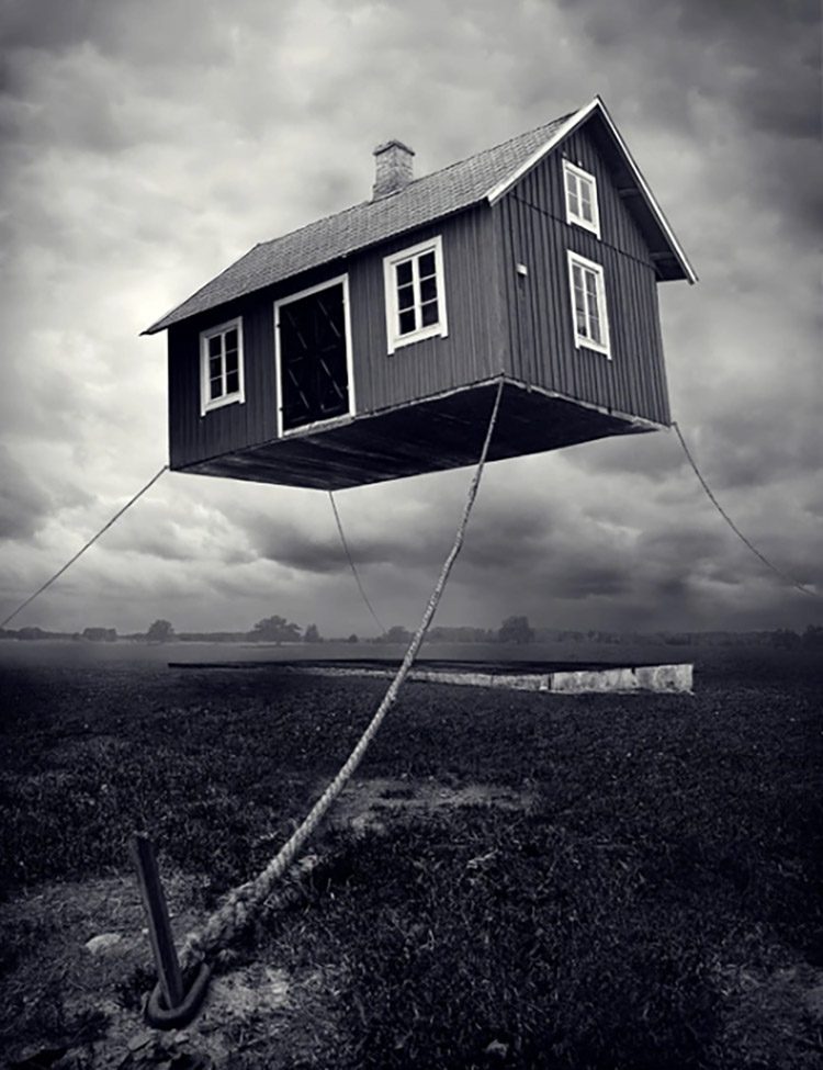 Photographie horreur : maison flottant dans les airs, photo d'Erik Johansson