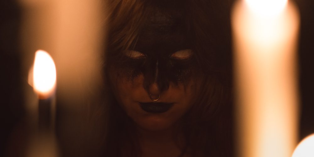 Ignis et Umbra Photographie horreur de Karl Eska, photographe basé à Bordeaux, s'inpirant des rites païens