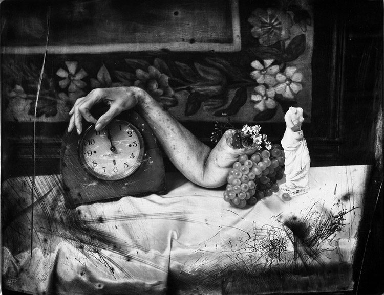 Photographie horreur de Joel-Peter Witkin représentant un bras démembré sur un meuble, rappelant les peintures baroques
