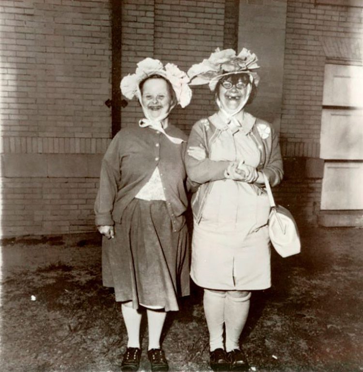 Photographie horreur de Diane Arbus présentant 2 filles au visage déformé