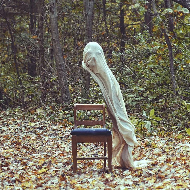 Photographie horreur : Portrait fantomatique dans la forêt par Christopher McKenney