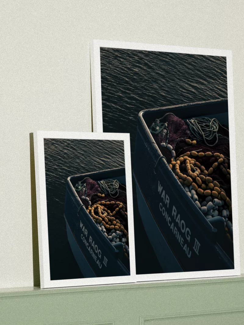 Tirage photo d’art maritime représentant un bateau de pêche et ses filets en format A4 et A3