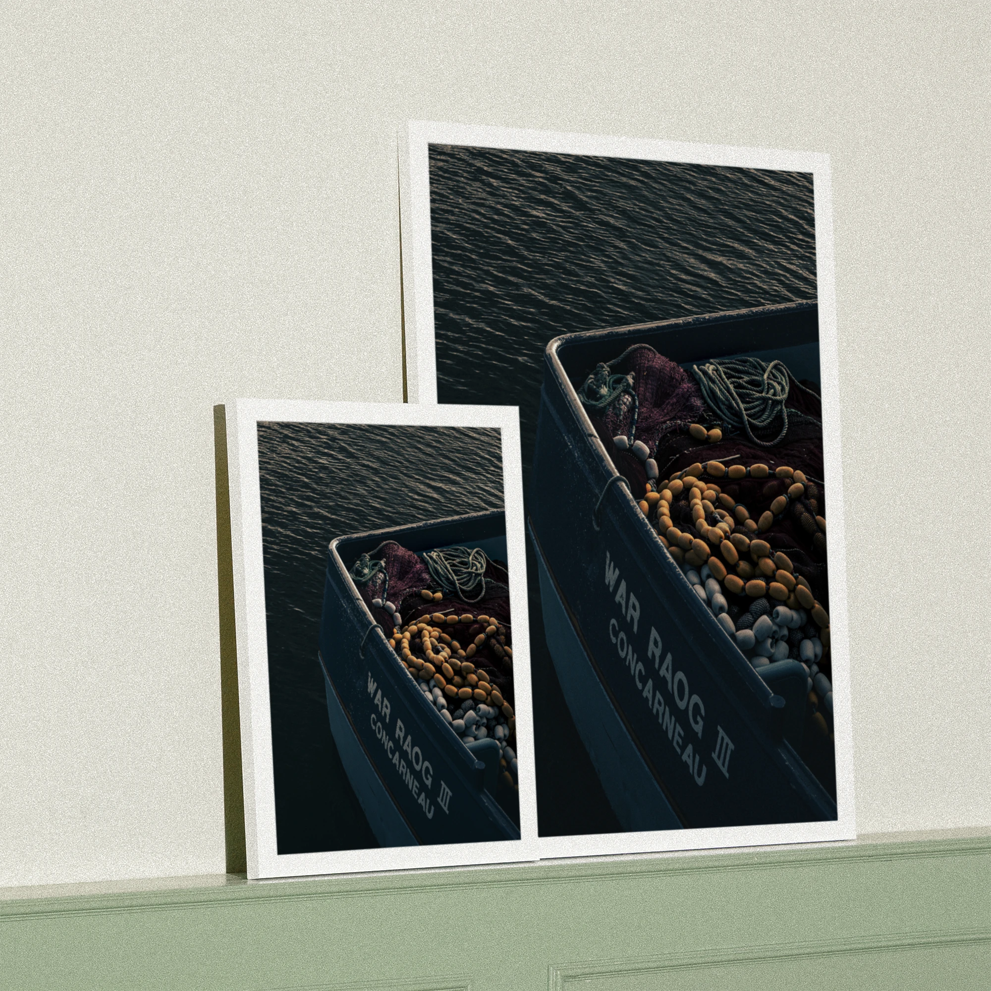 Tirage photo d’art maritime représentant un bateau de pêche et ses filets en format A4 et A3