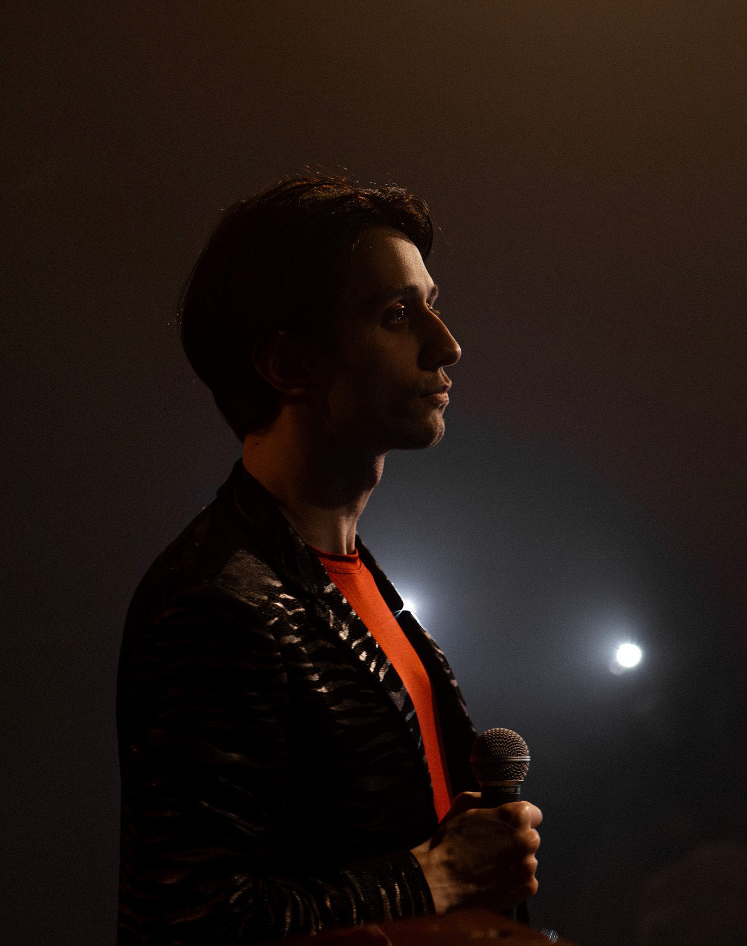 Photographie de concert - lumière de scène et artiste en contre-jour