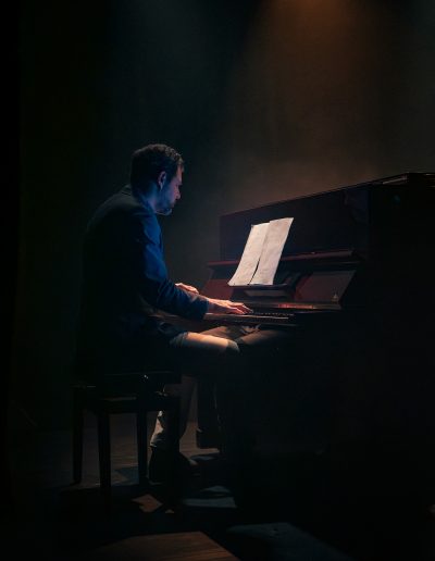 Photographie de concert – pianiste - lumière de scène et artiste en contre-jour