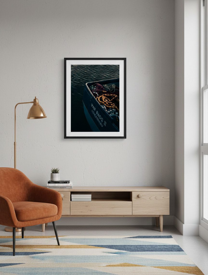 Photographie d’art maritime représentant un bateau de pêche et ses filets