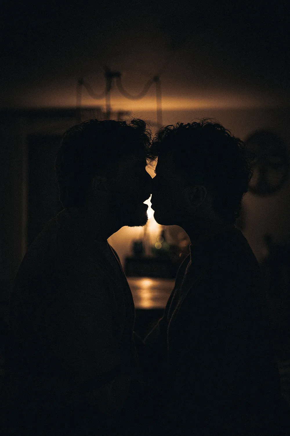 Accueil-Guillaume-Catez-Photographe-shooting-couple-2 Guillaume Catez - Photographe Professionnel à Paris - Shooting couple - couple qui s'embrasse dans la pénombre