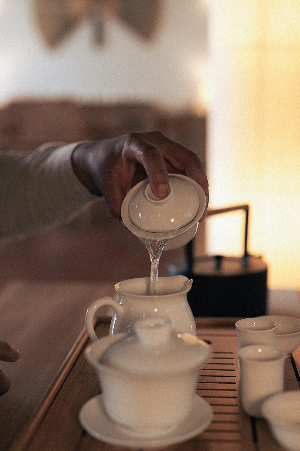 Accueil-Guillaume-Catez-Photographe-shooting-alter-thea-1 Guillaume Catez - Photographe Professionnel à Paris - Shooting artisan - main réalisant une cérémonie du thé - Alter Thea - Jean-Pascal Pronzola - Sommelier du thé