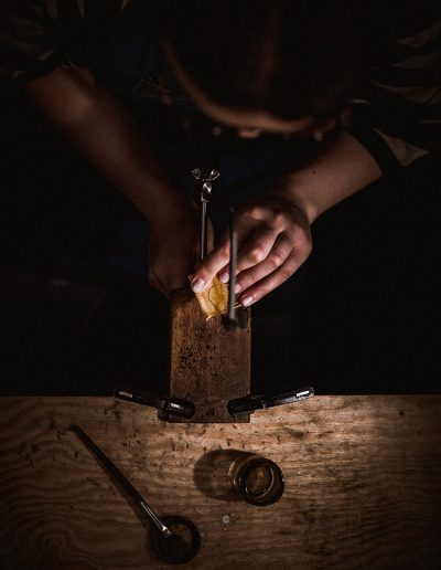 Reportage artisan ciseleuse atelier Paris — Guillaume Catez photographe