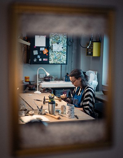 Reportage artisan ciseleuse atelier Paris — Guillaume Catez photographe