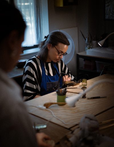 Reportage artisan ciseleuse atelier Paris — Guillaume Catez photographe
