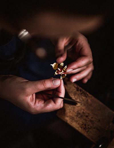 Reportage artisan ciseleuse atelier Paris — Guillaume Catez photographe