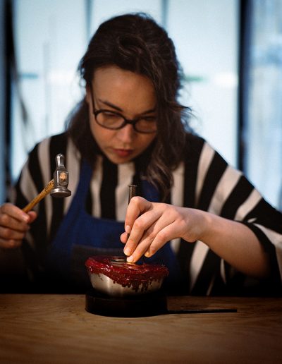 Reportage artisan ciseleuse atelier Paris — Guillaume Catez photographe