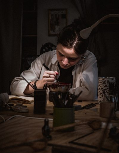 Reportage artisan ciseleuse atelier Paris — Guillaume Catez photographe