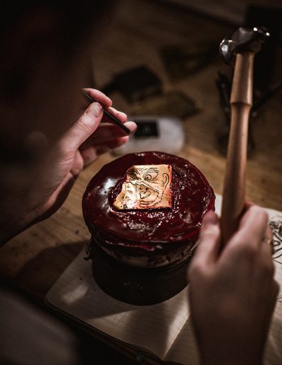 Reportage artisan ciseleuse atelier Paris — Guillaume Catez photographe