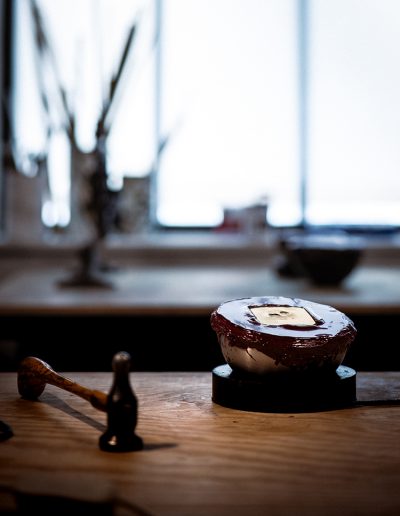 Reportage artisan ciseleuse atelier Paris — Guillaume Catez photographe