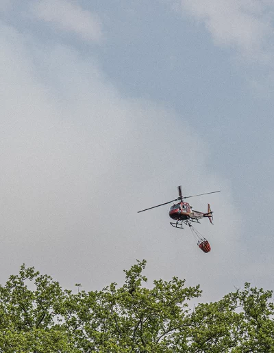 Reportage travail des pompiers durant les feux de la forêt de Fontainebleau en juillet 2026 - hélicoptère — Guillaume Catez photographe